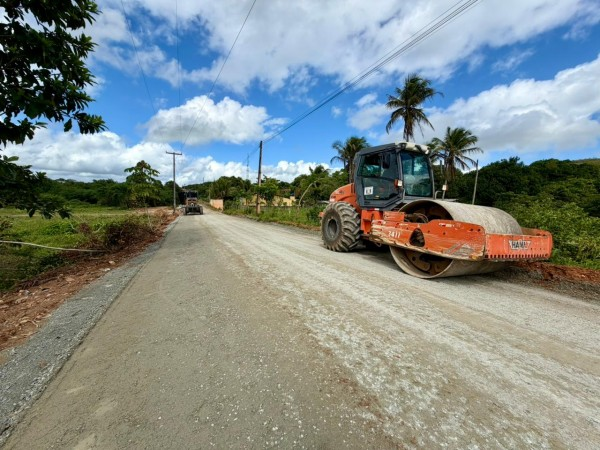 Povoado Ribeira começa a receber pavimentação asfáltica. Obra vai melhorar a mobilidade na localidade