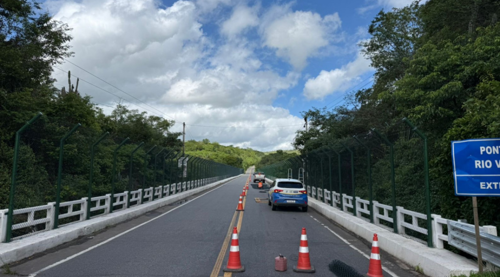 Governo de Sergipe otimiza instalação de guarda-corpos na ponte sobre o Rio Vaza-Barris