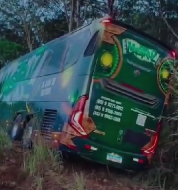 Ônibus da banda Mastruz com Leite sofre acidente na BR-226; integrantes passam bem