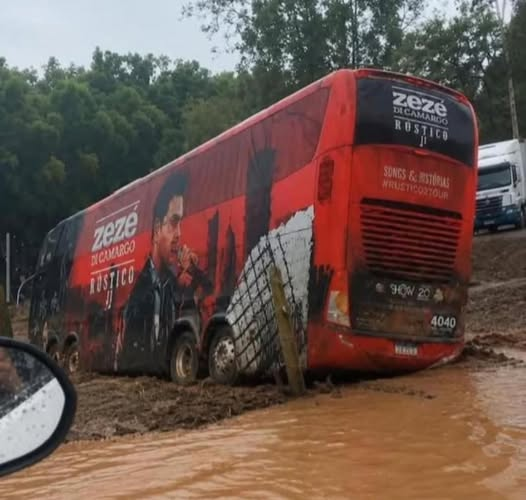 Susto na Estrada: Ônibus de Zezé Di Camargo atola em Pinhão (PR)