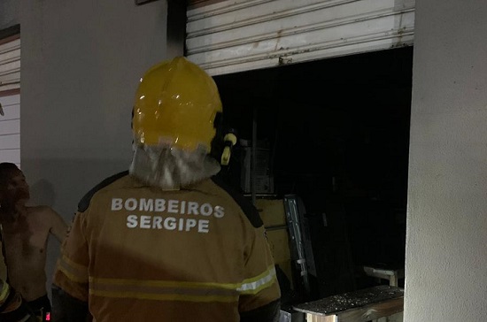 Incêndio atinge loja de eletrônicos em galeria no centro de Lagarto