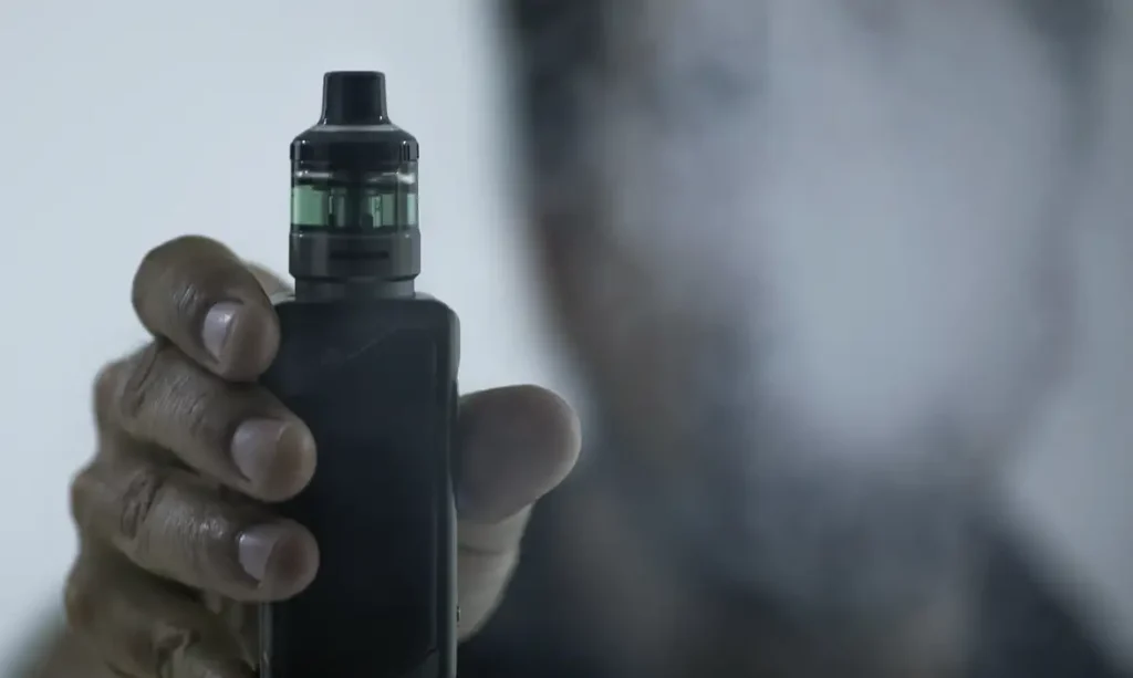 Novas tecnologias que camuflam vapes impulsionam uso entre jovens e preocupam especialistas