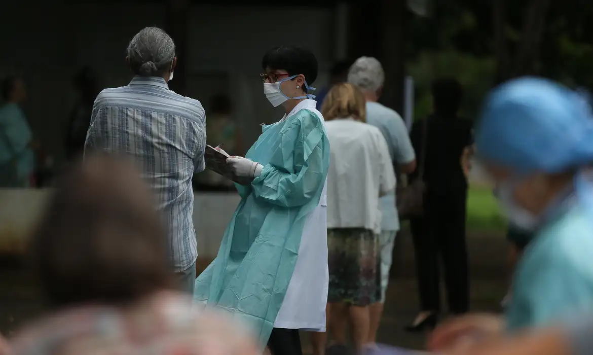 movimentacao_de_idosos_no_posto_da_612_sul_para_vacinacao_contra_influenza2403209968