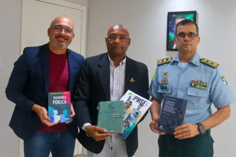Oficial veterano da PMSE entrega duas obras jurídicas ao Comando‑Geral no QCG