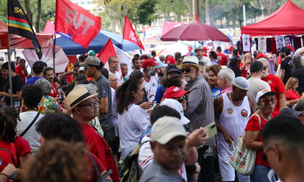 Sindicatos protestam pelo direito ao descanso e pelo fim da escala 6×1 em atos no 1º de maio