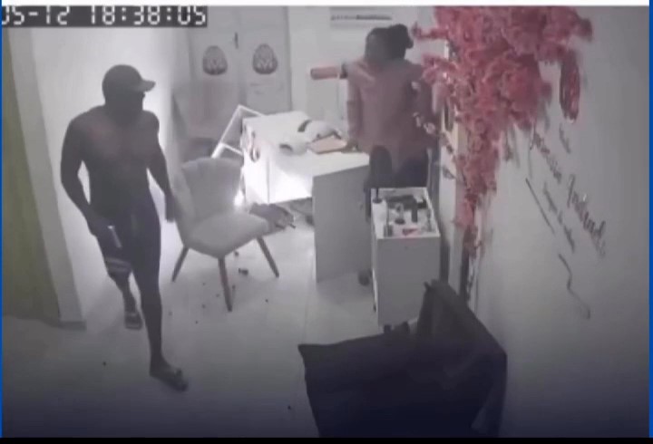 Homem que tentou matar ex-mulher dentro de salão se apresenta e é preso em Aracaju