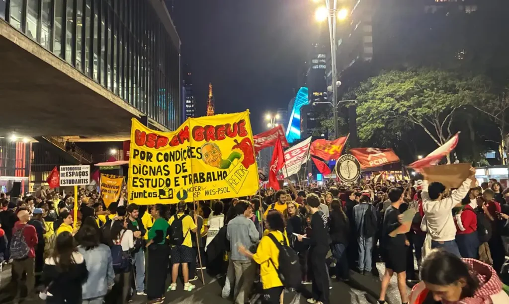 Estudantes da USP fazem ato na noite de 13 e exigem diálogo com a reitoria
