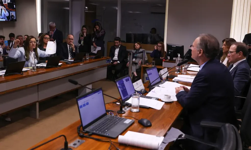 Senadores criticam falta de transparência sobre situação financeira do BRB