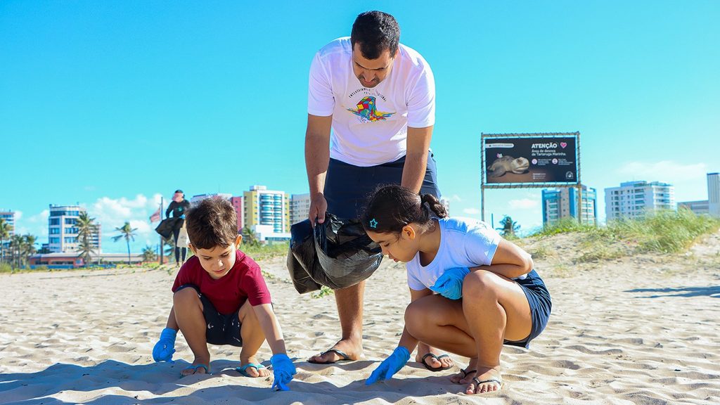 Iguá Sergipe abre Semana do Meio Ambiente com mutirão de limpeza em praia da Orla da Atalaia