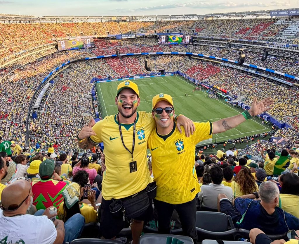 Agabas e Pokas vivem emoção da estreia do Brasil na Copa do Mundo e levam torcida sergipana para dentro do estádio