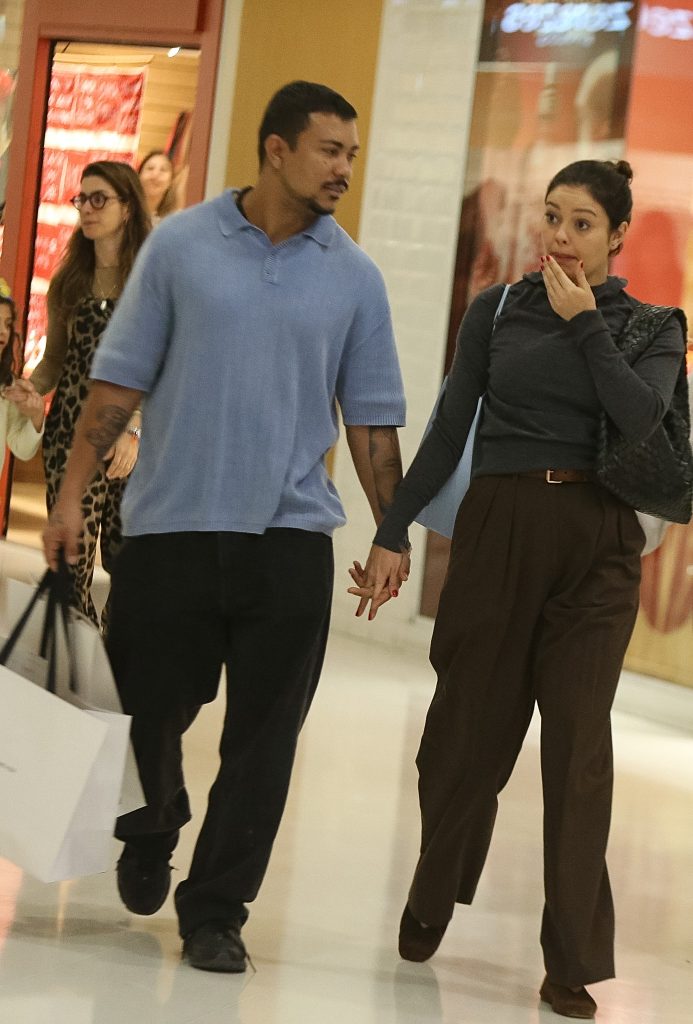 Sophie Charlotte e Xamã são vistos de mãos dadas em shopping