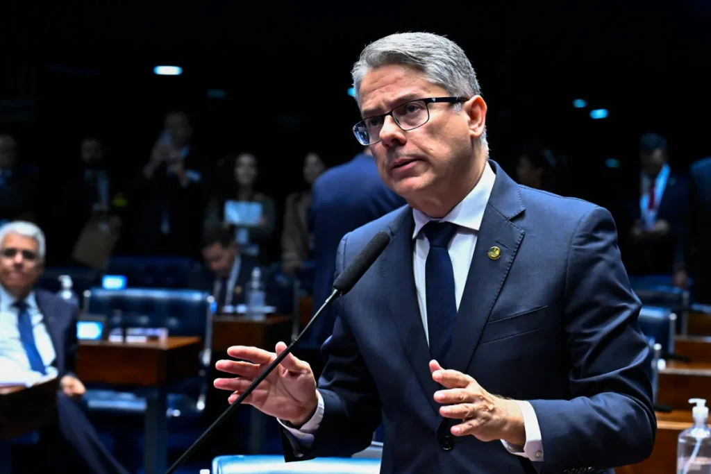 Senado apresenta defesa de Alessandro Vieira e invoca imunidade parlamentar em ação movida por familiares de ministro do STF