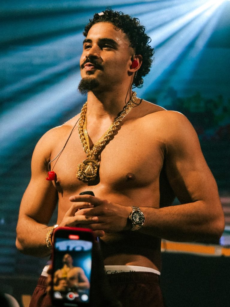 Cantor Nilo anuncia pausa na carreira após diagnóstico de paralisia de Bell