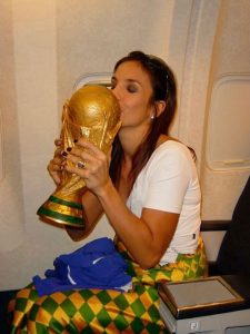 Ivete Sangalo relembra foto com a taça de 2002 e torce pela Seleção na abertura da Copa
