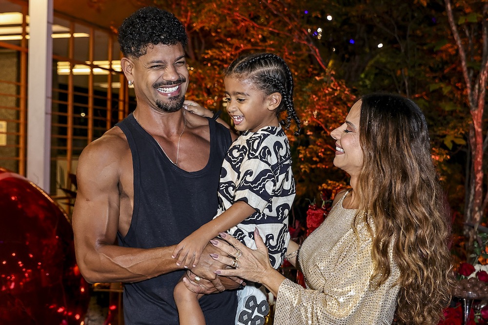 Viviane Araujo, Guilherme Miitão e o filho Joaquim ( Fotos Anderson Bordê / AgNews )