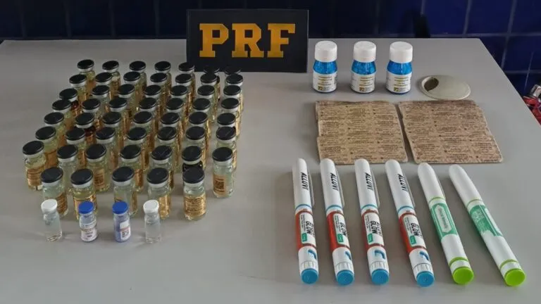 PRF apreende canetas emagrecedoras e 60 frascos de anabolizantes na BR-101 em São Cristóvão; quatro detidos