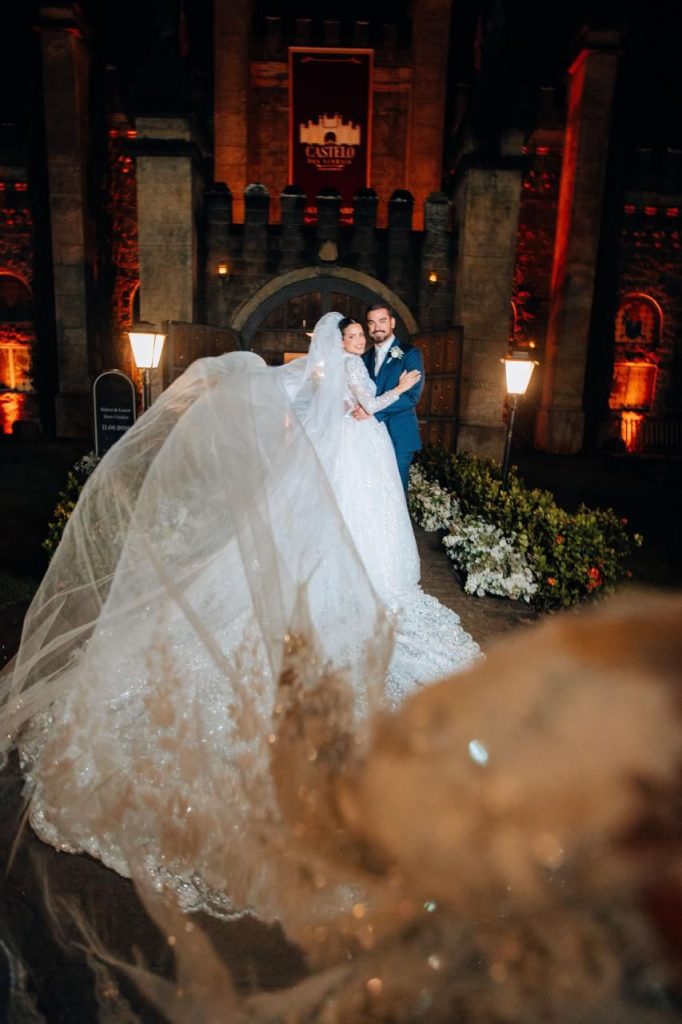 Sidney Sampaio e Luana Sales celebram casamento religioso em cerimônia luxuosa no Castelo dos Vinhais