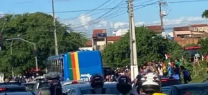 Tentativa de assalto deixa motorista e passageiro feridos por facada em ônibus no Porto Dantas