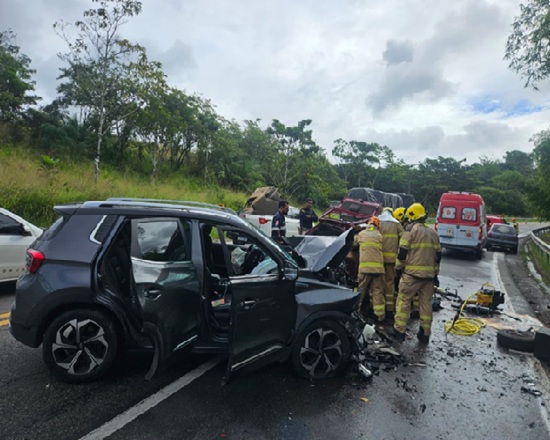 acidente_mortes_br235_foto2_corpo_bombeiros_040626