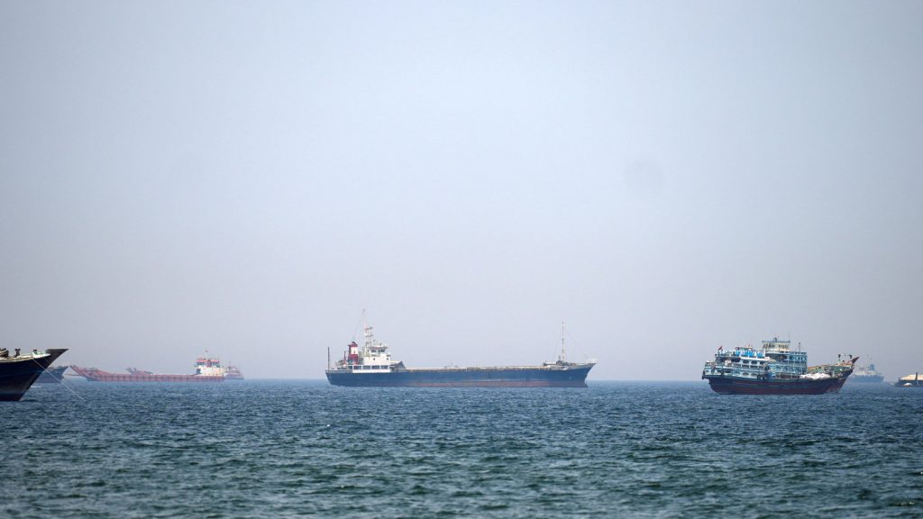 Acordo EUA-Irã reabre Estreito de Ormuz com recorde de navios