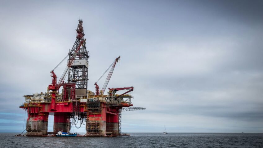 AIE corta previsão de petróleo para 2026 em 1,1 mi de barris por dia