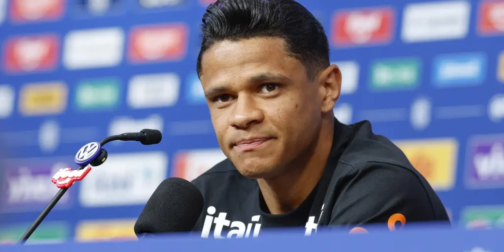 Ancelotti orienta Douglas Santos e lateral vive nova chance na Seleção