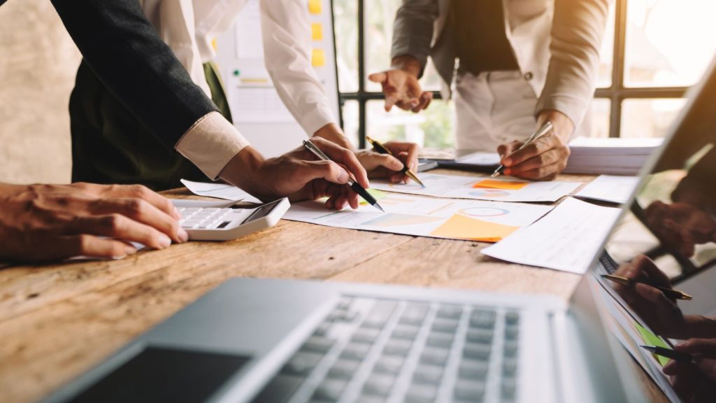 Baixa produtividade impede redução da jornada de trabalho no Brasil, afirma pesquisador