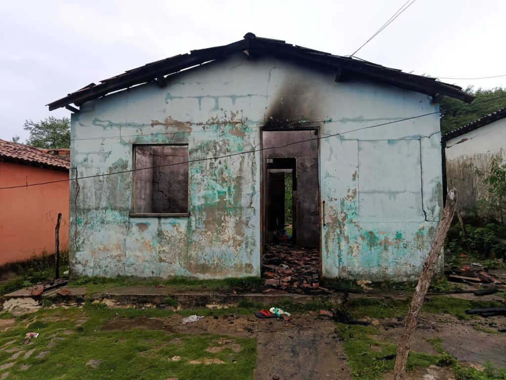 Bombeiros controlam incêndio e salvam moradora ferida em Socorro