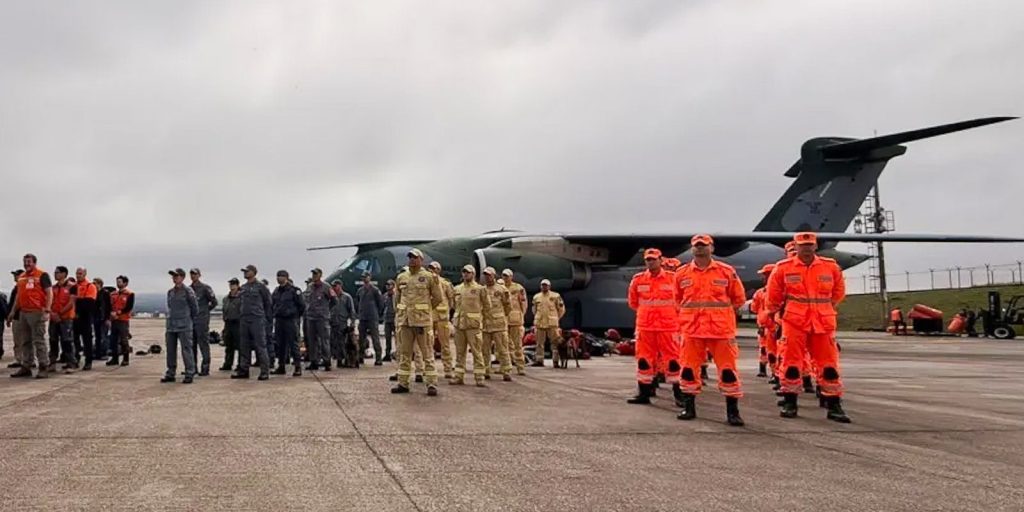 Brasil envia quarto voo com bombeiros e ajuda humanitária à Venezuela
