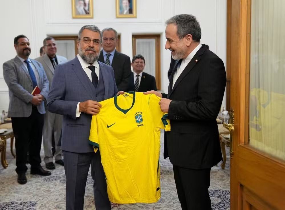Brasil presenteia chanceler do Irã com camisa da Seleção em encontro diplomático