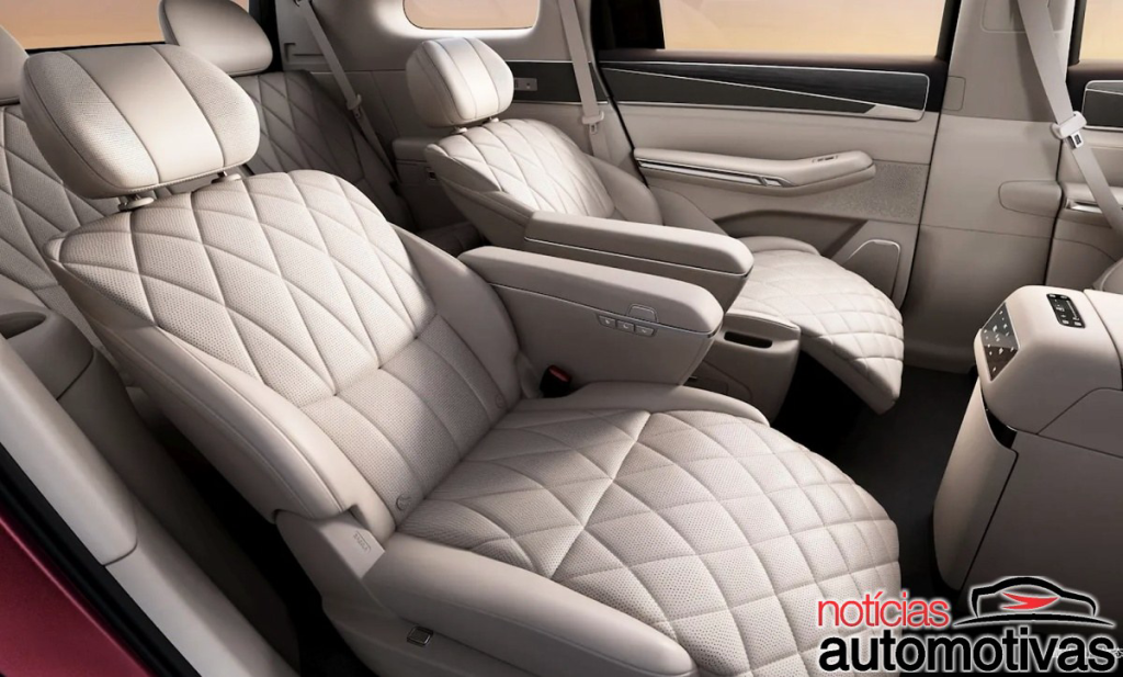 BYD lança SUV premium com poltronas gravidade zero e cabine futurista