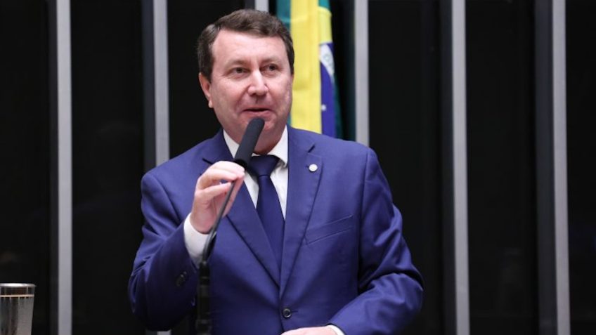 Câmara aprova projeto que protege consumidores em interações com IA