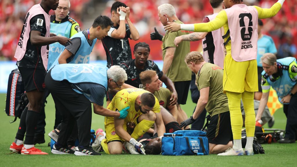 Canadense fratura perna em campo, passa por cirurgia e surpreende companheiros