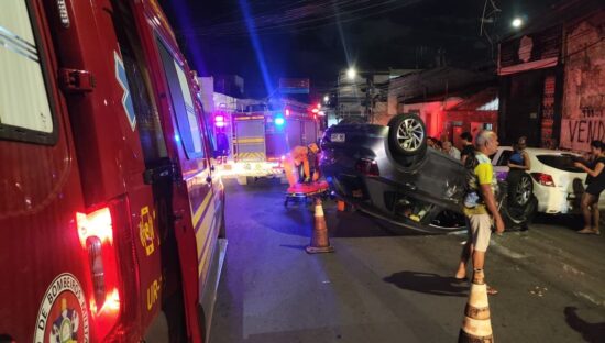Idosa fica ferida após veículo capotar no Centro de Aracaju
