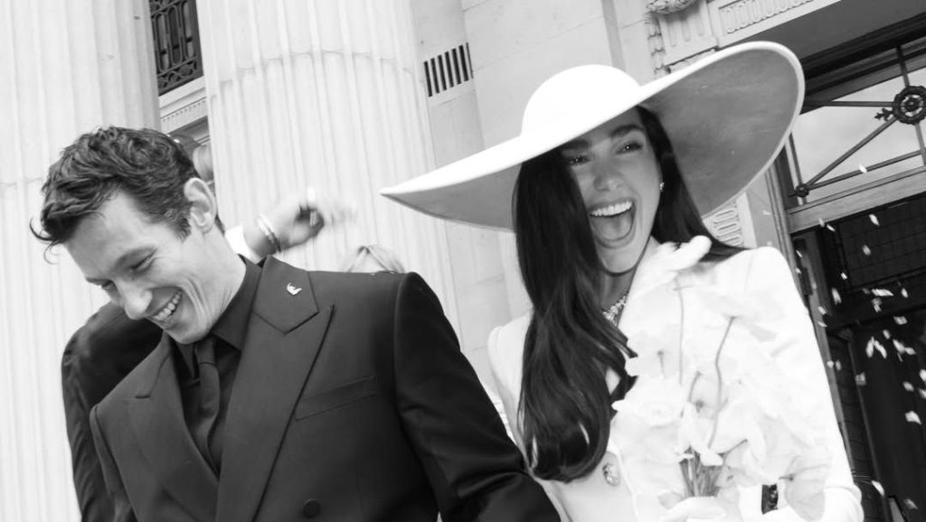 Chanel detalha vestido de Dua Lipa com 480 mil pérolas usado em casamento