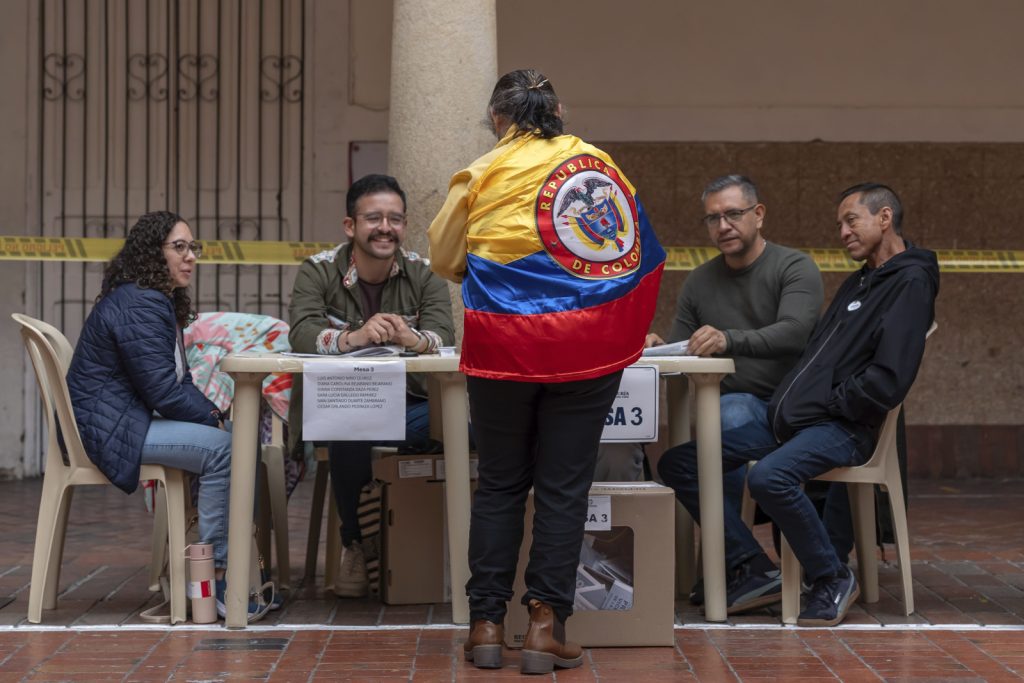 Colômbia decide presidente neste domingo em disputa entre direita e esquerda