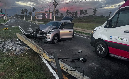 Condutora fica ferida após carro atingir poste na Rodovia Inácio Barbosa (SE-100)