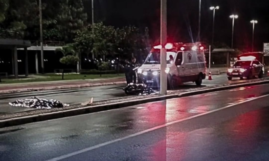 Motociclista morre após colisão com carro na Avenida Paulo Barreto de Menezes, em Aracaju