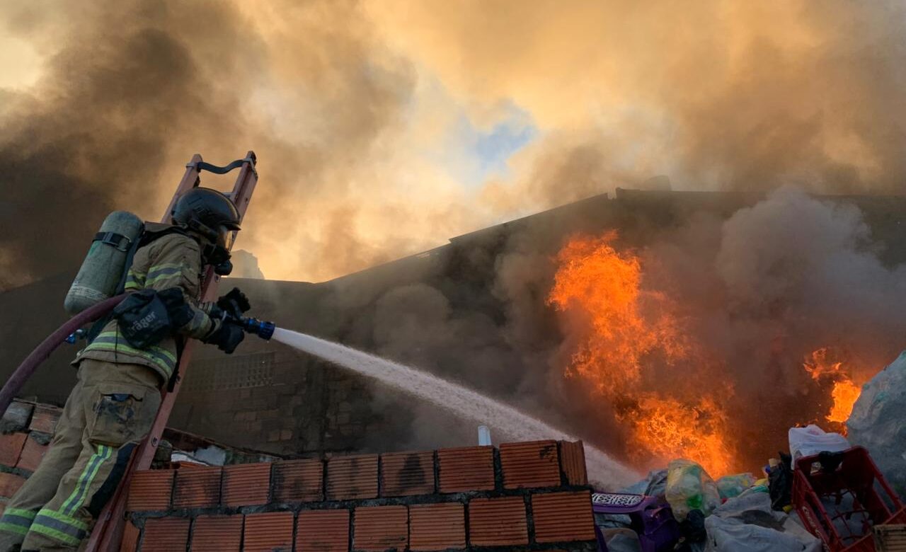 Incêndio atinge área de reciclagem no bairro América, em Aracaju 2 combateaincendio_bairroamerica_fotocbmse-e1781174624478