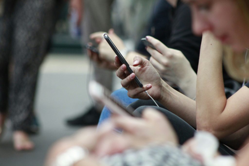 Como identificar textos criados por IA e evitar desinformação
