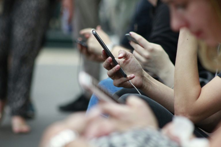 Como identificar textos criados por IA e evitar desinformação