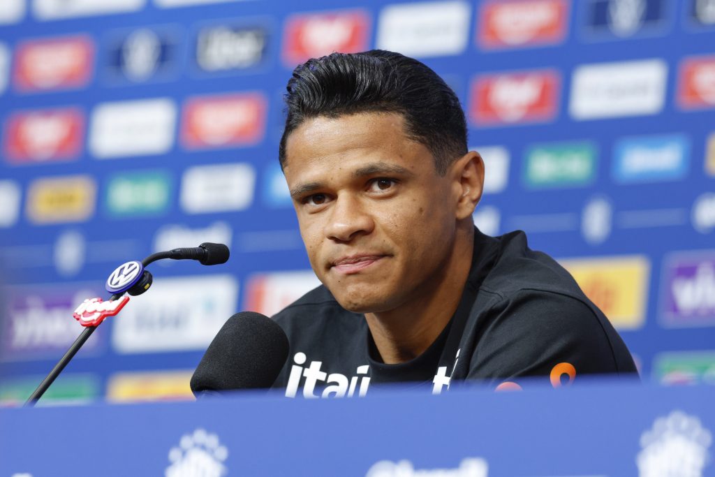 Da base do Náutico ao Mundial: Douglas Santos homenageia ídolo Kuki