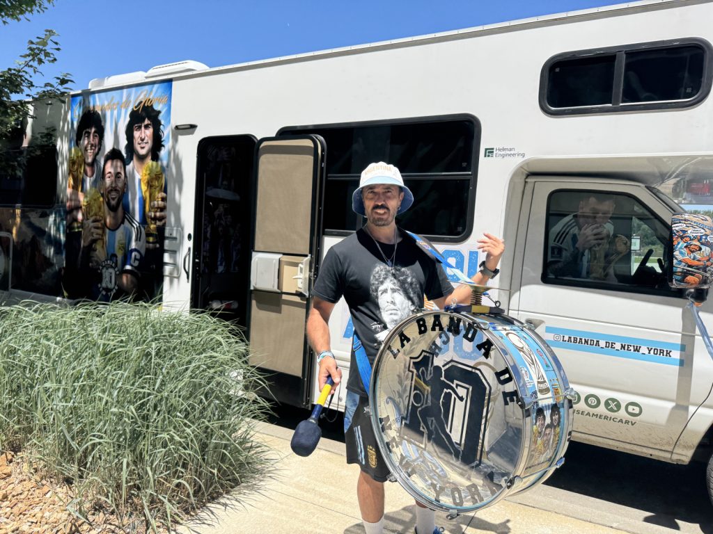 De bicicleta e com sacrifício: argentinos vão à Copa para ver Messi