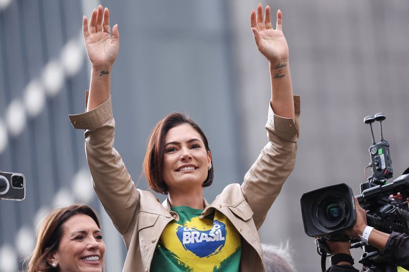 Desentendimentos entre Michelle e Flávio Bolsonaro ganham destaque nas redes sociais