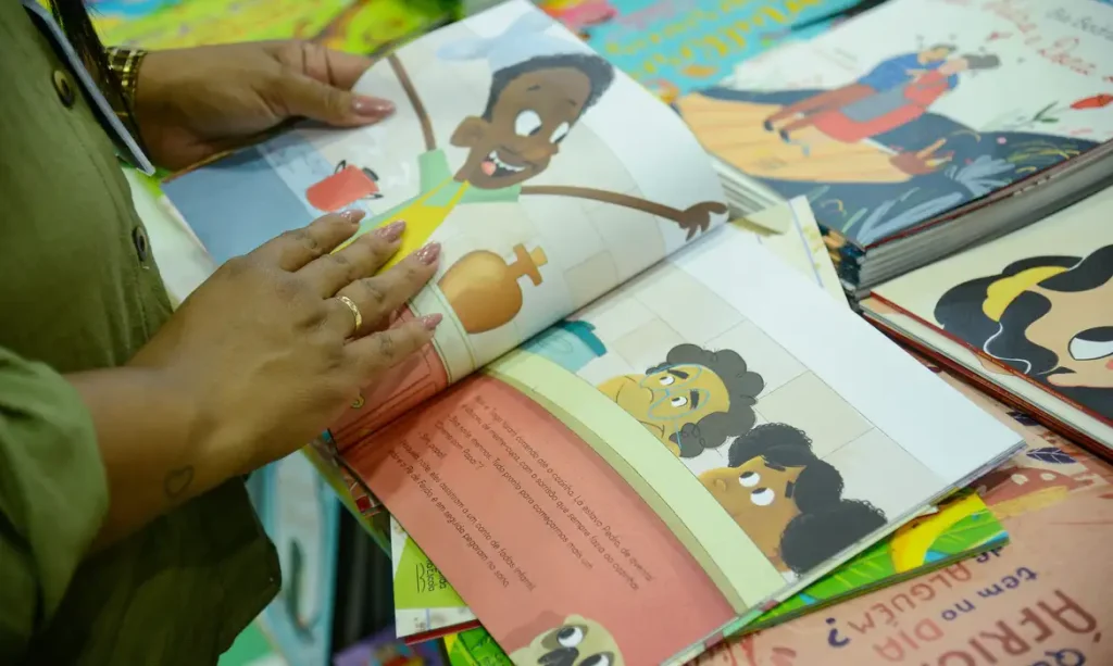 Bienal nas Escolas faz ações no Rio em clima de Copa para incentivar leitura