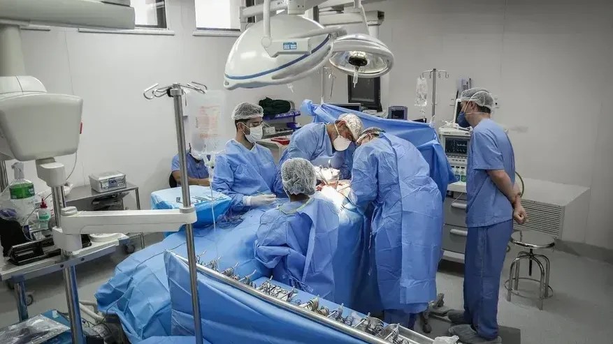 Engenheiro jovem transforma vidas com dentaduras impressas em 3D nos EUA
