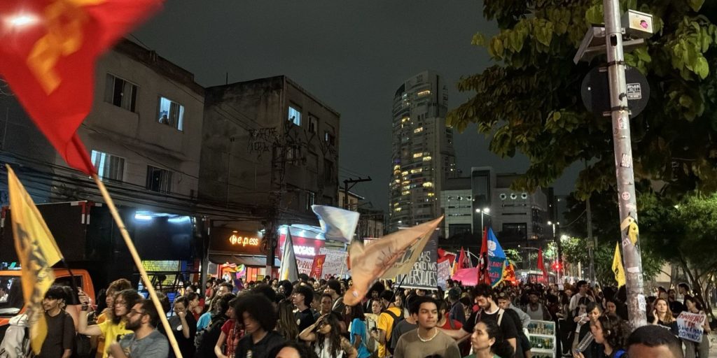 Estudantes lotam Paulista em protesto contra cortes nas universidades públicas