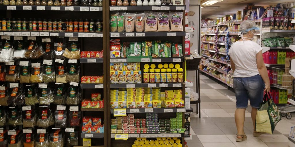 Fabricação de alimentos gera 2,1 milhões de empregos no Brasil em 2024, aponta IBGE
