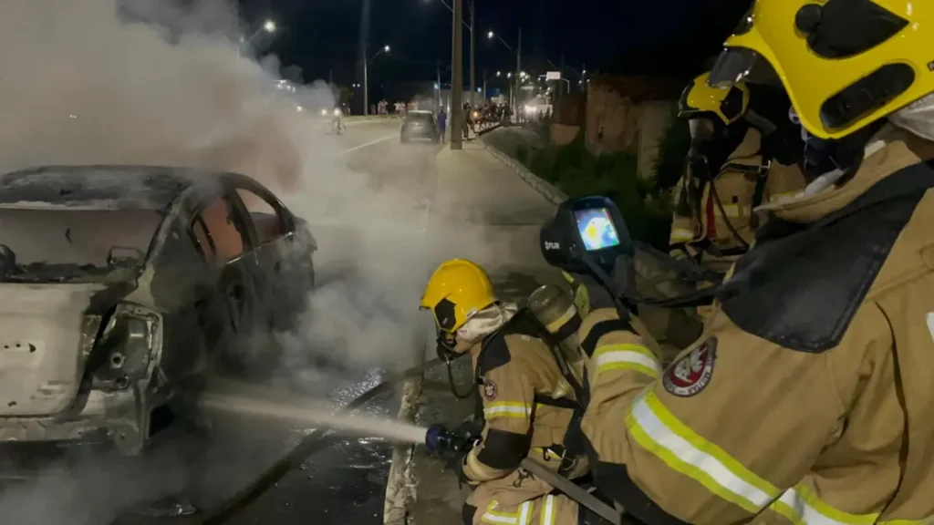 Bombeiros controlam incêndio em carro de passeio na Pista Nova, no Bugio, em Aracaju