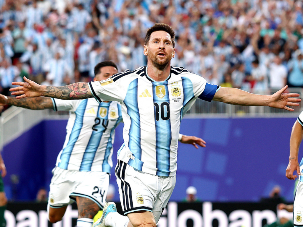 Fenômeno celebra recorde de Messi: ‘Merece ser artilheiro de todos os tempos’